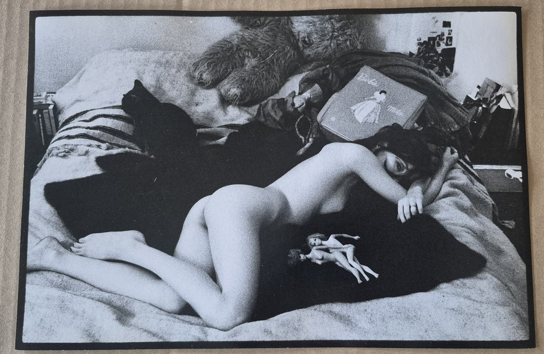 Composition sexy avec Barbie photo photographie femme allongée
