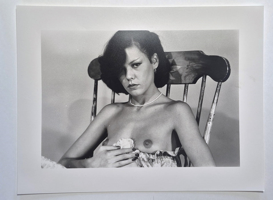 Femme au fauteuil photo argentique époque auteur indéterminé années 1980 seins