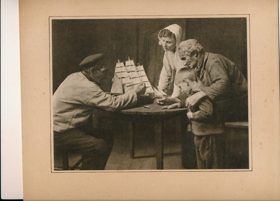 photo Pictorialisme enfant et marin à la maquette de bateau tirage pigmentaire