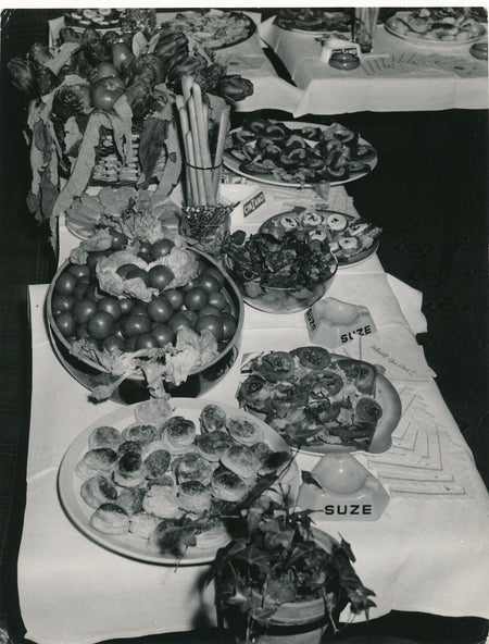 Nature morte table cendriers Suze CinZano tomate petits fours réception photo 