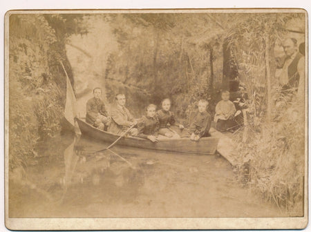 Photo famille barque tirage papier albuminé albumine Taluffe photographe v. 1880