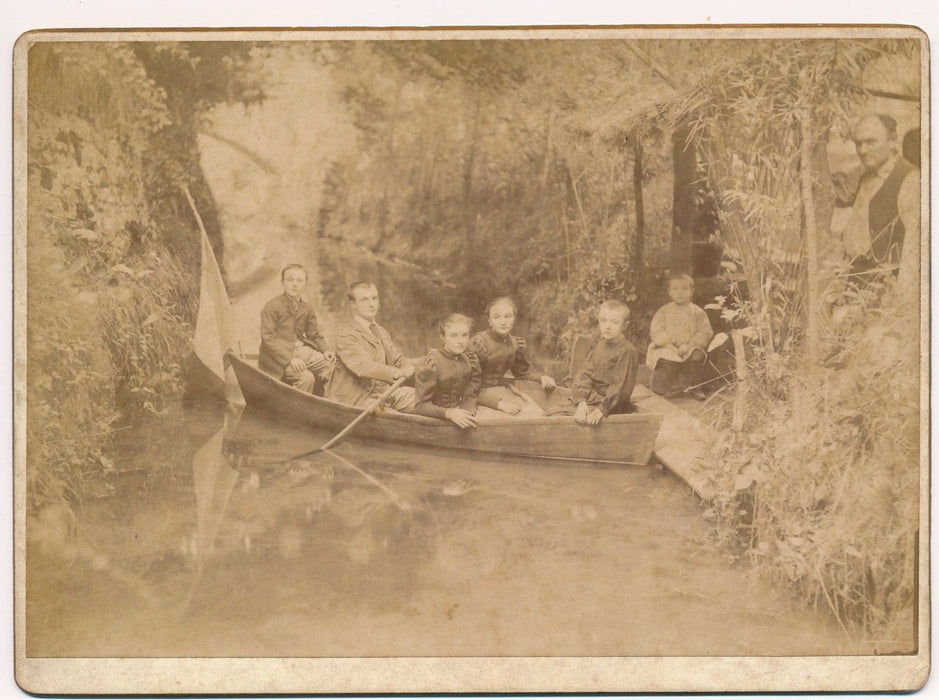 Photo famille barque tirage papier albuminé albumine Taluffe photographe v. 1880