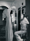 loup ours femme costume photographie argentique d'époque V. 1960