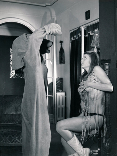 loup ours femme costume photographie argentique d'époque V. 1960