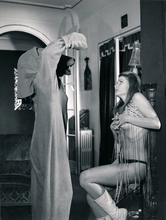 loup ours femme costume photographie argentique d'époque V. 1960