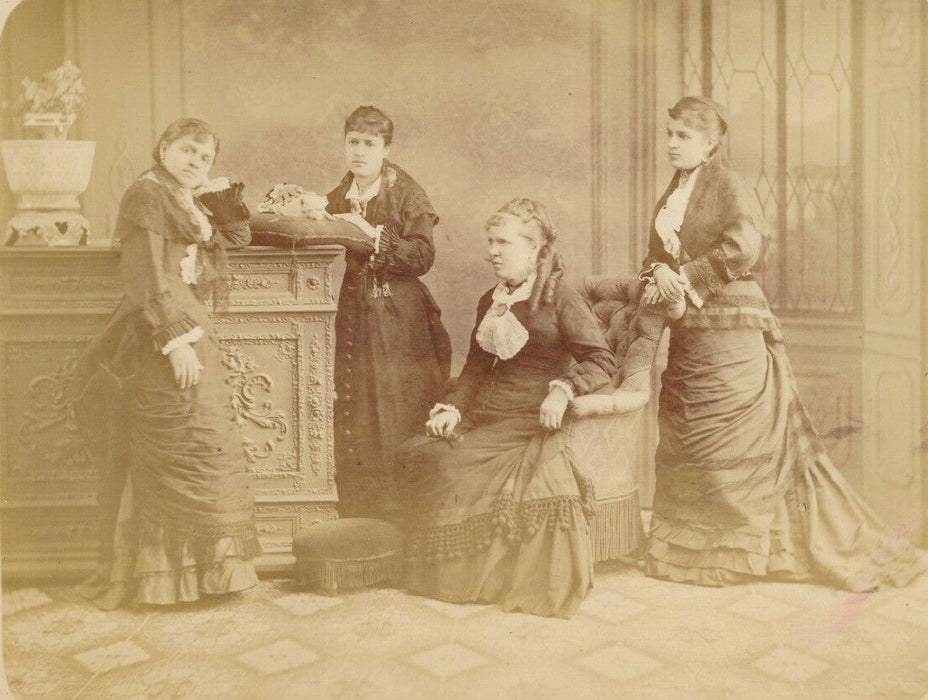 Une mère et ses trois jumelles et un petit chien photo photographie insolite