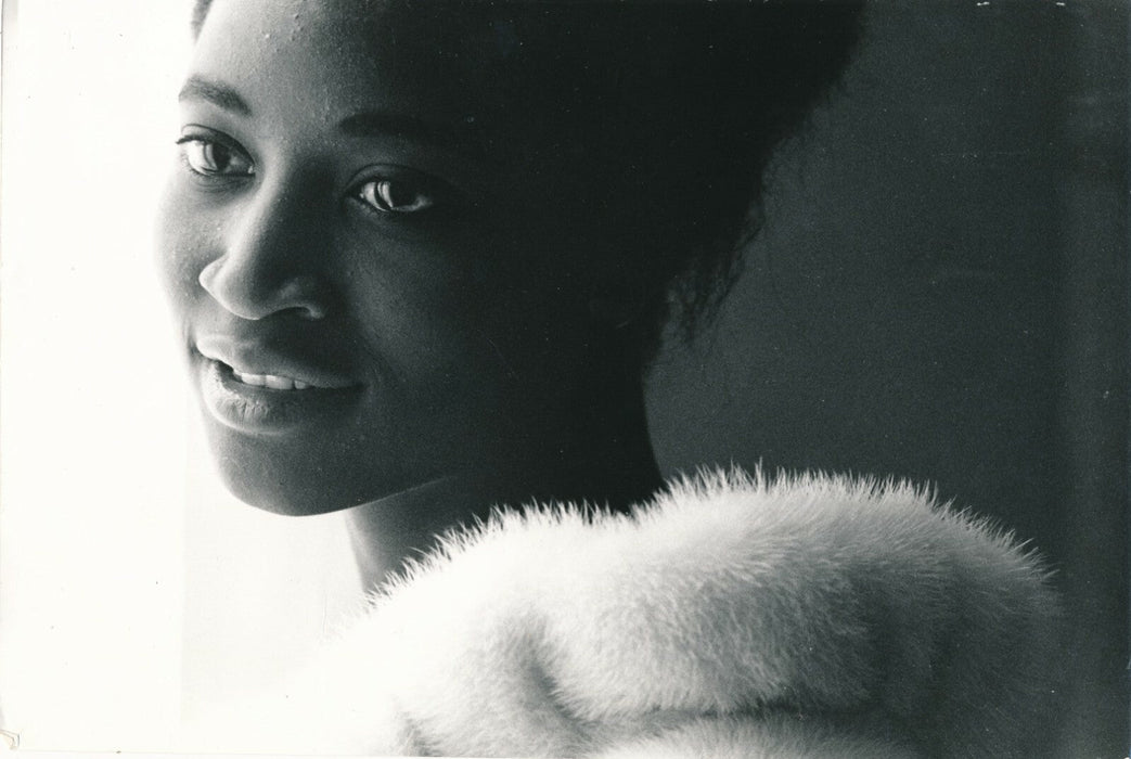 Portrait, femme noire à la fourrure blanche 2 photo photographie vintage époque