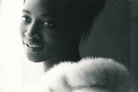 Portrait, femme noire à la fourrure blanche 2 photo photographie vintage époque