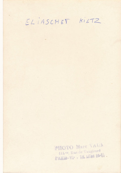 Sculptrice non identifiée dans l’atelier photo photographie Marc VAUX v. 1950-60