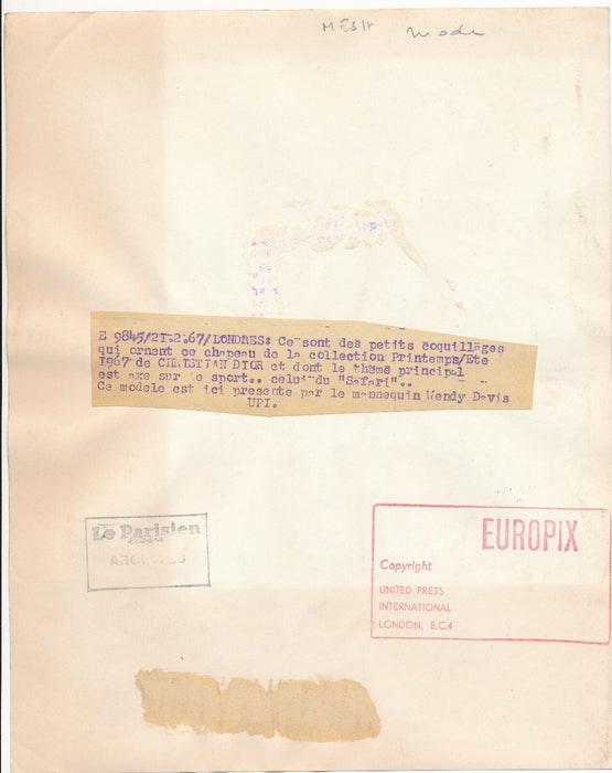 Mode Londres chapeau coquillages Christian Dior 1967 photo époque photographie