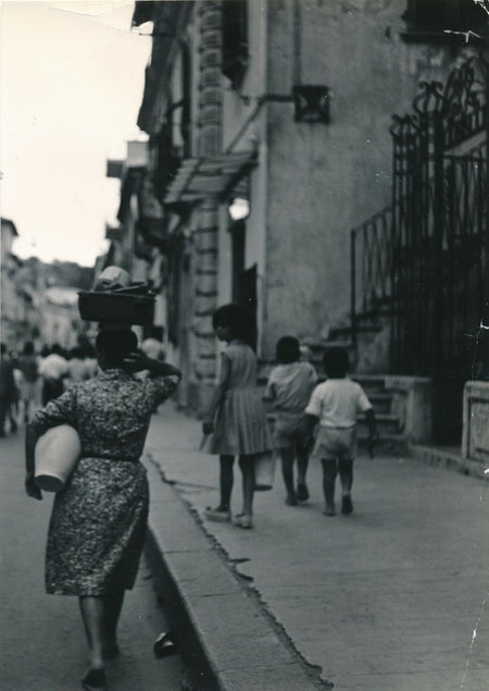 Sovrato Italie femme marchant dans la rue photo photographie 