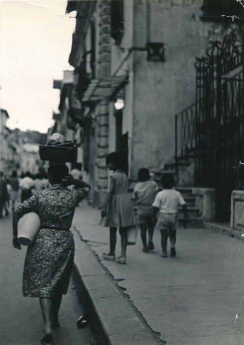 Sovrato Italie femme marchant dans la rue photo photographie 