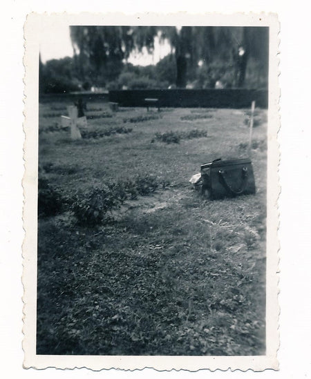 Photo snapshot cimetière nature morte argentique amateur