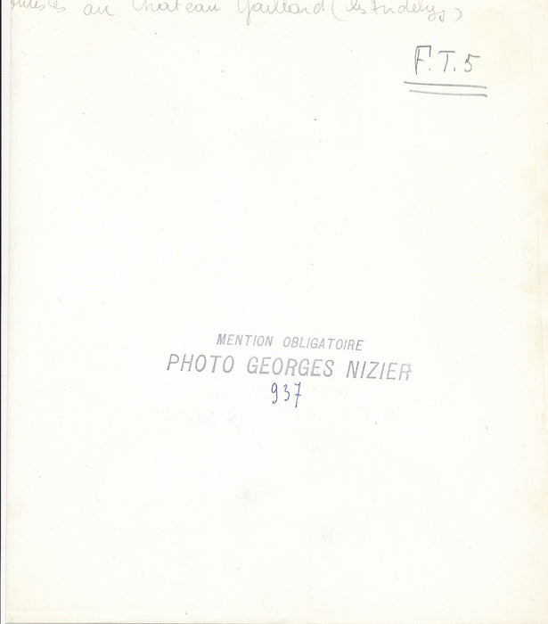 Photographie Femme vue de dos, château Gaillard Nizier argentique époque tirage