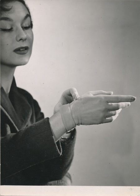 Femme fashion mode modèle gant photo argentique époque main