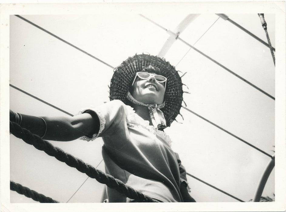 Jeune femme aux lunettes soleil chapeau contre plongée photo photographie