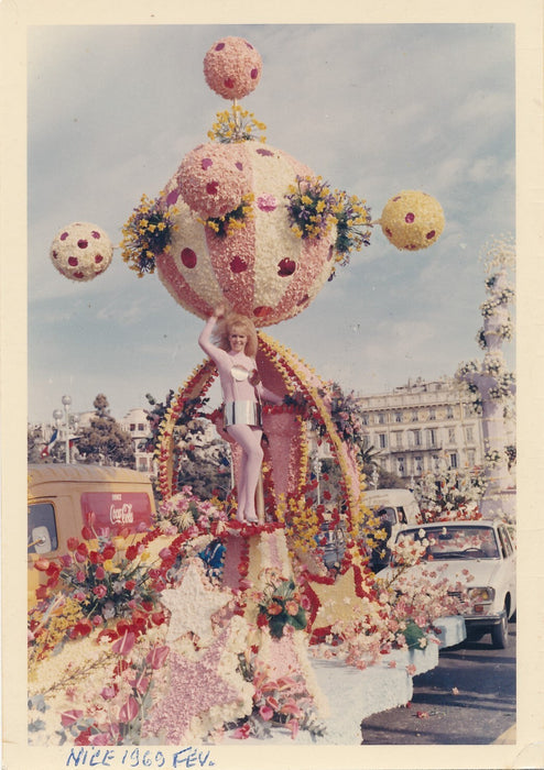 2 photo amateur Carnaval Nice 1969 snapshot couleur char femme