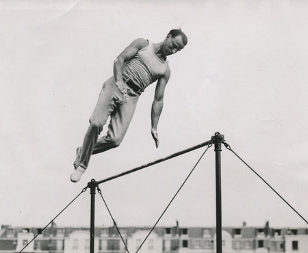 gymnaste photo photographie époque v. 1940 muscle homme saut jump