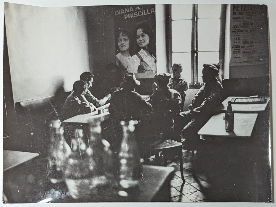 Au café tirage argentique époque affiche v. 1960 Diana Priscilla photo