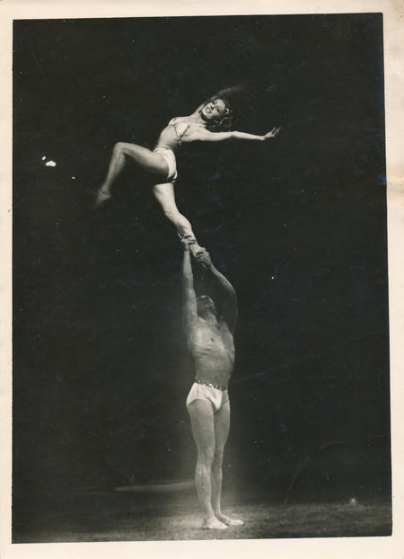 Cirque Médrano numéro danse acrobatique photo photographie v. 1940