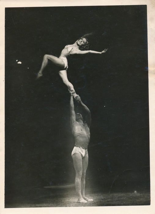 Cirque Médrano numéro danse acrobatique photo photographie v. 1940