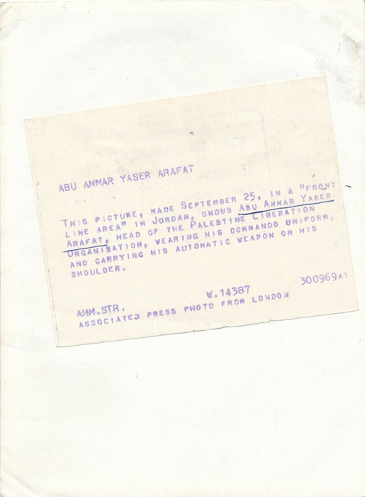 Yasser ARAFAT OLP Palestine mitraillette 1960 photographie argentique presse