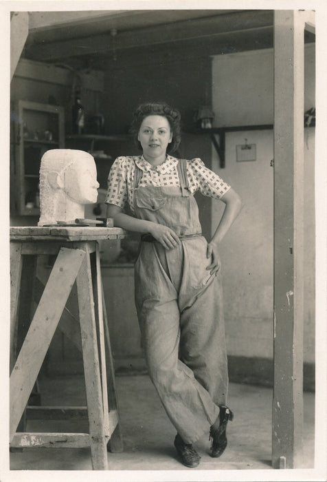 Sculptrice non identifiée dans l’atelier photo photographie Marc VAUX v. 1950-60