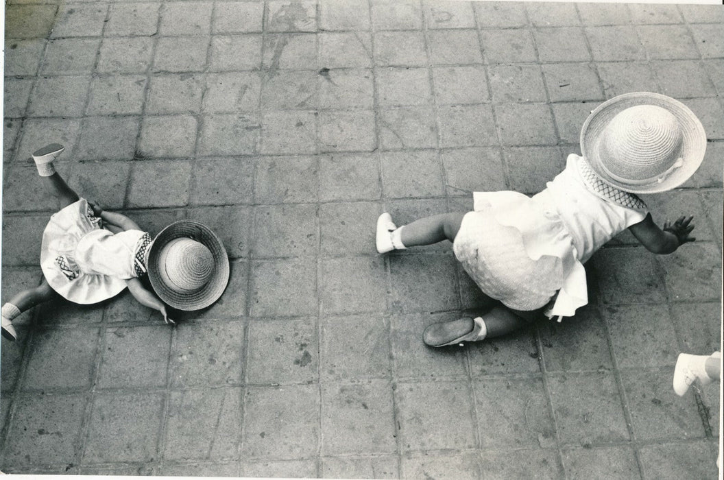 Poupée fillette de dessus insolite photo photographie Werner Bokelberg vintage