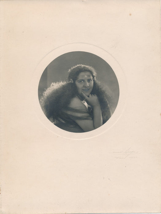 Portrait de femme tondo argentique époque vers 1930 cheveux photo photographie