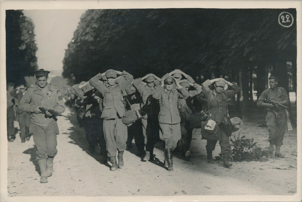2 photographies Libération Paris 1944 officiers prisonniers allemands Luxembourg