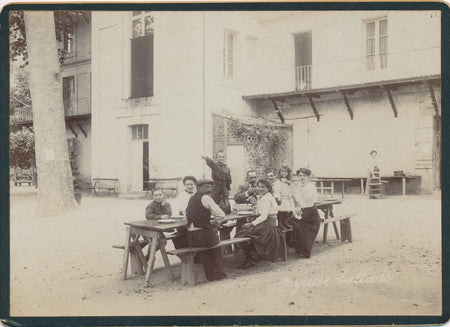 Le déjeuner dans la cour albumine femme enfant photo photographie v. 1890