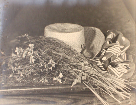 Photographie nature morte chapeau bouquet argentique époque v. 1930 paille