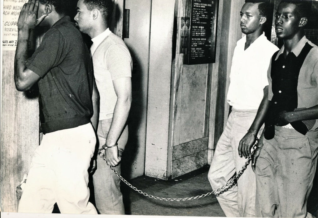arrestation noirs Etats Unis chaîne 1970 photographie argentique époque police