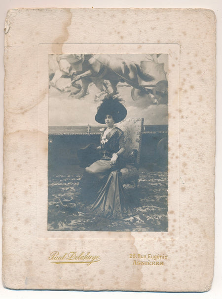 élégante portrait femme devant un son ? tableau photo photographie époque