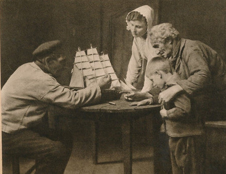 photo Pictorialisme enfant et marin à la maquette de bateau tirage pigmentaire