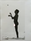 photo homme jongleur plage tirage argentique grand format époque v. 1980