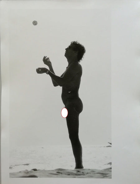 photo homme jongleur plage tirage argentique grand format époque v. 1980