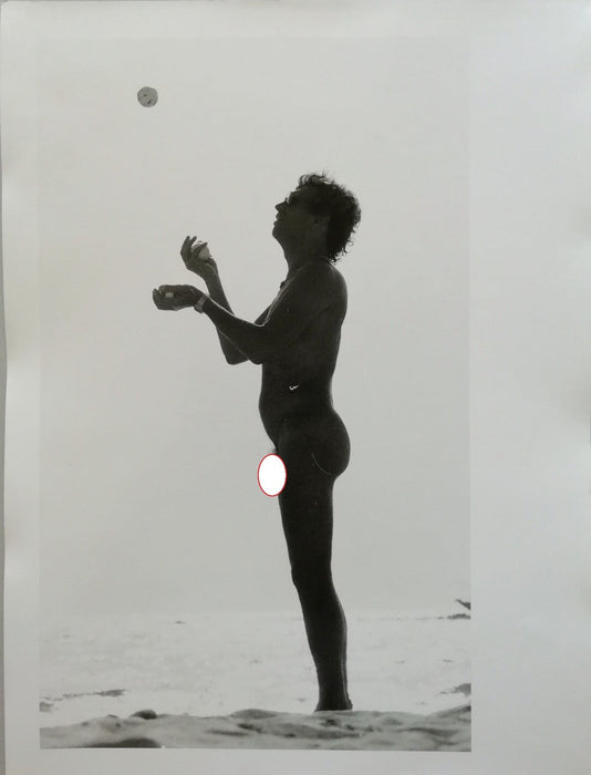 photo homme jongleur plage tirage argentique grand format époque v. 1980