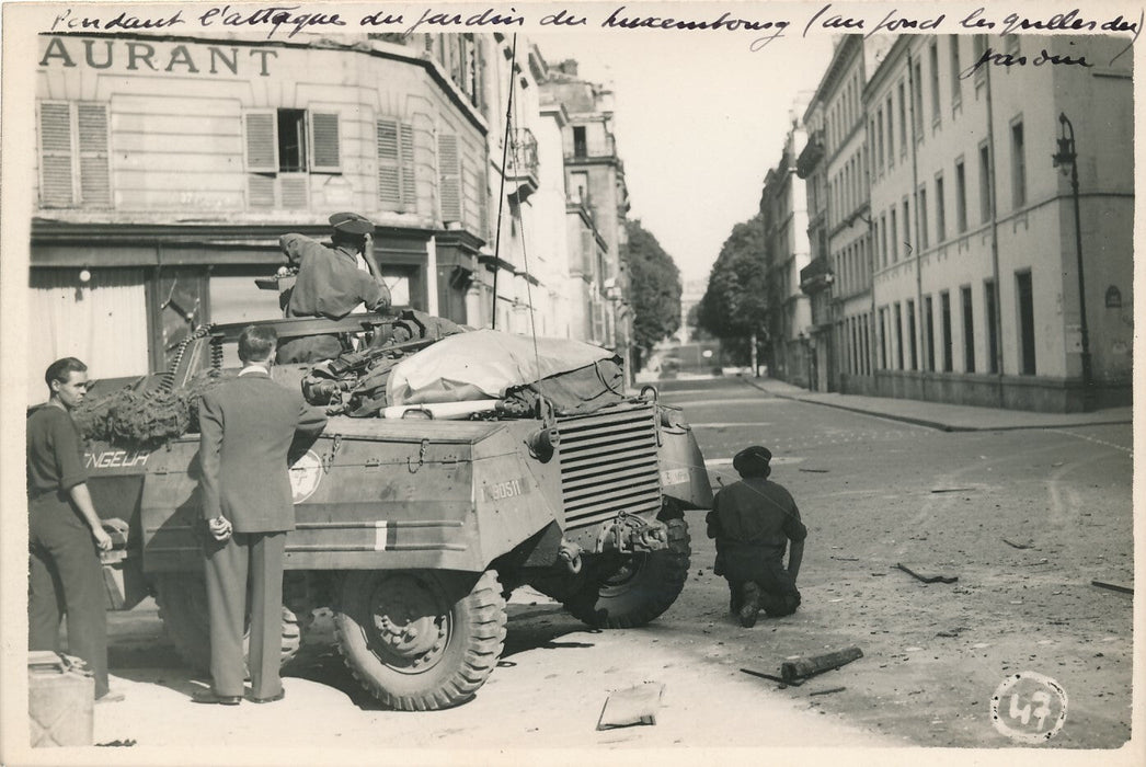 LIBÉRATION DE PARIS, 1944  12 photographies (18 x 12 cm) légendées Luxembourg
