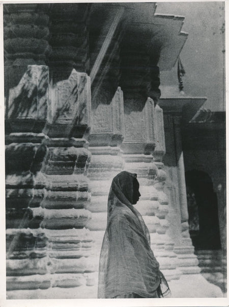 femme monument inde ? Thaïlande ?  photo argentique époque v. 1950 voile