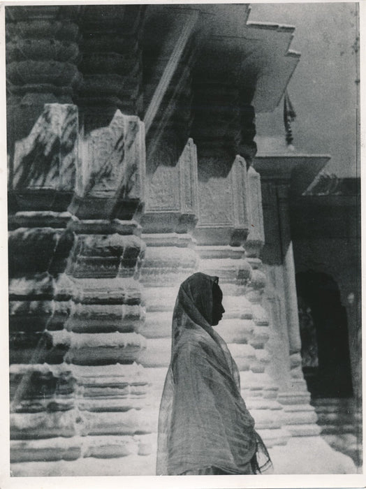femme monument inde ? Thaïlande ?  photo argentique époque v. 1950 voile