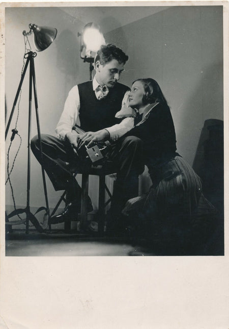 Le photographe et son modèle, scène de film ? cinéma  photo photographie époque