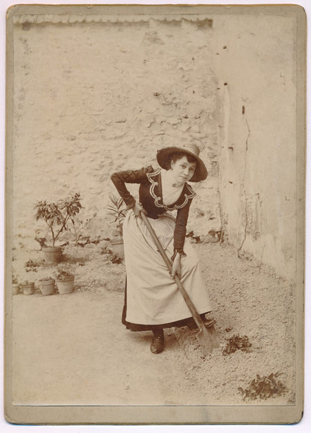 Femme avec une bêche plantation albumine photo photographie époque