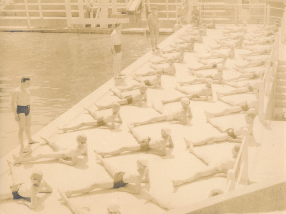Cours de natation sauvetage en piscine 2 photos photographies époque v. 1940