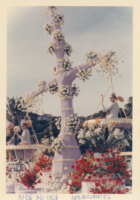 2 photo amateur Carnaval Nice 1969 snapshot couleur char femme