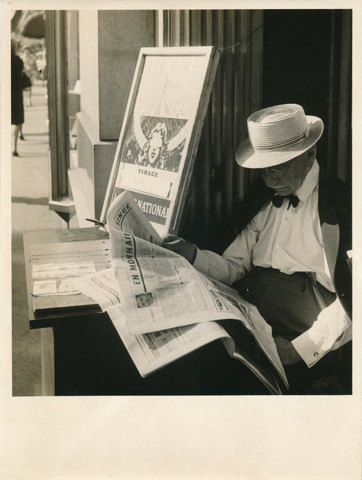 Champs-Élysées 1963 le marchand de loterie nationale photo photographie vintage