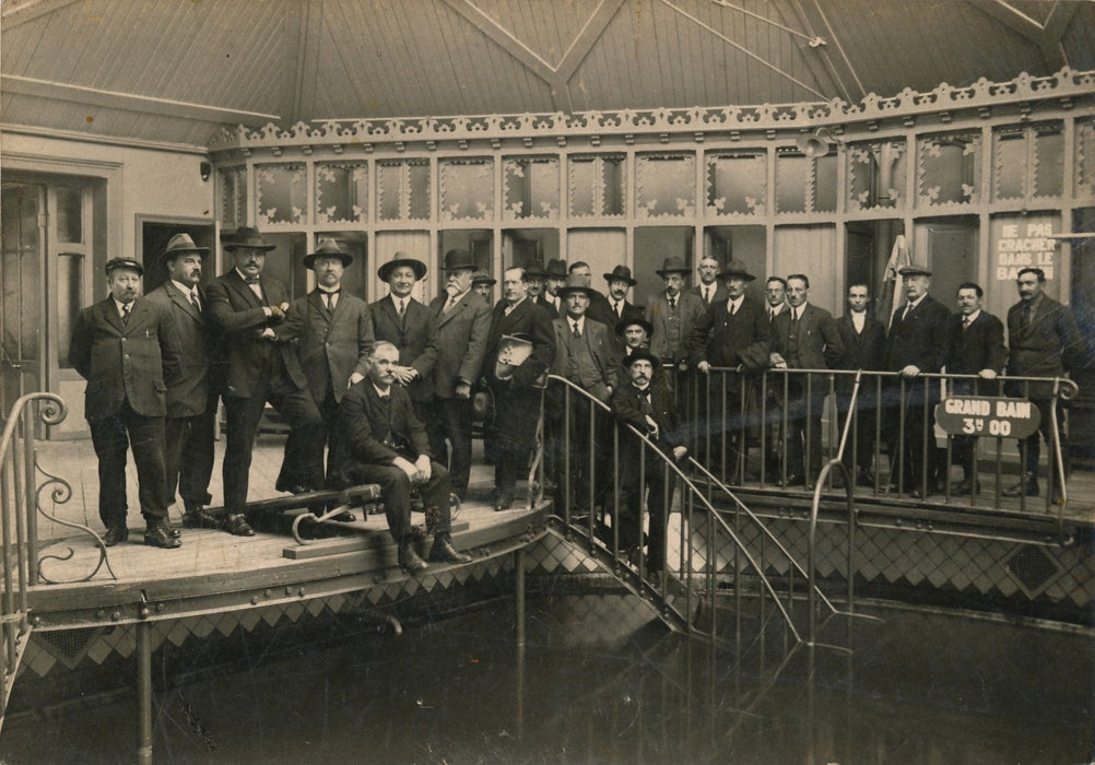 Réunion d’hommes dans une piscine argentique époque photographie