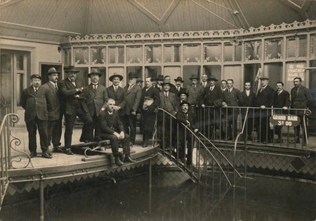 Réunion d’hommes dans une piscine argentique époque photographie