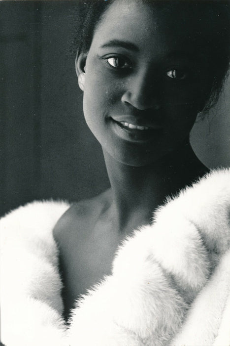 Portrait, femme noire à la fourrure blanche 1 photo photographie