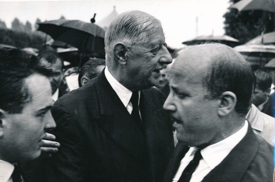Photo Genéral de Gaulle civil pluie X 2 tirages argentique époque presse  fin 60